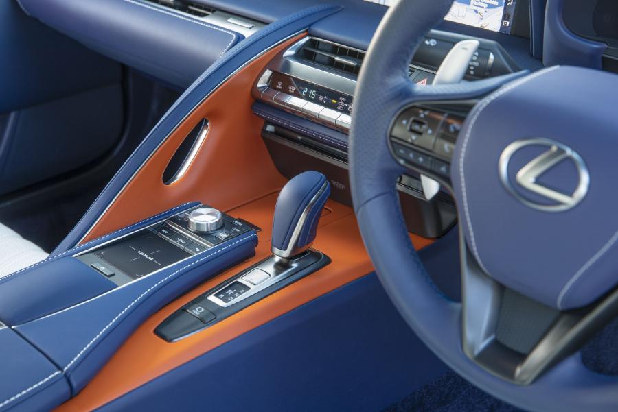 Детали интерьера Lexus LC500 Morphic Blue Limited Edition 2018 года  (AU) (фото 6 из 6)